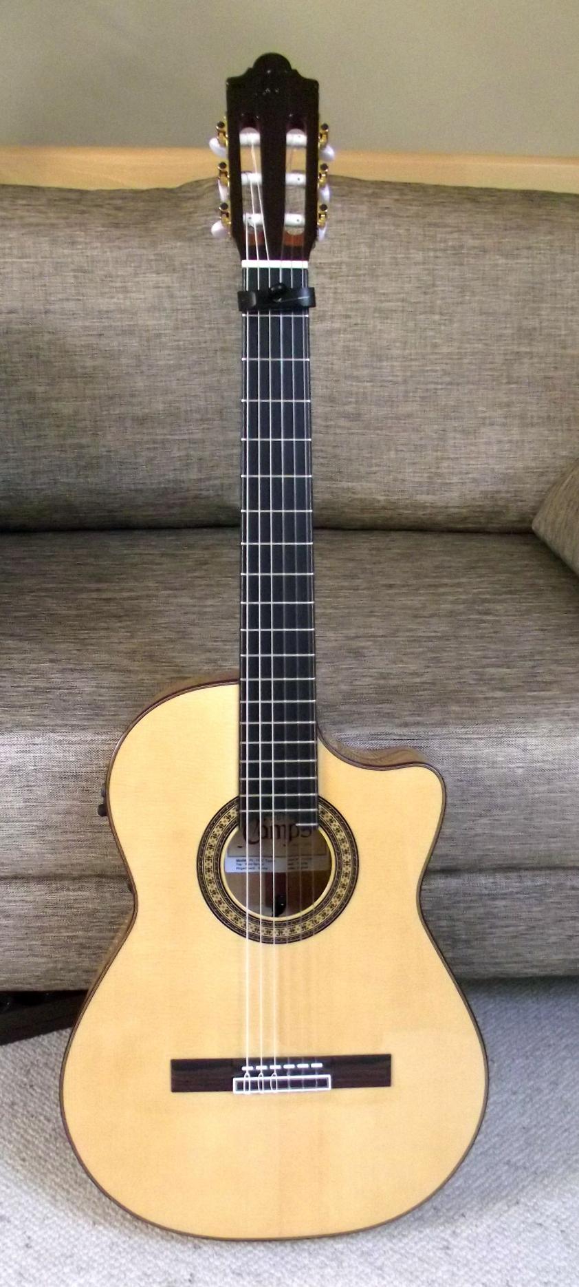 Camps FL-11-C, Flamenca, Fichtendecke, Zypresse Body, Zedernhals, Ebenholz Griffbrett und Rosewood Brücke, mein Akustikbaby für Flamenco, Pseudo Klassik, Latin, Pop und Bossa

SerNo 2132207