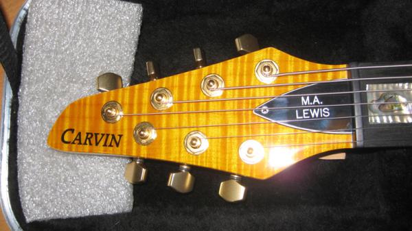 Carvin DC747 Headstock mit eingraviertem Namen