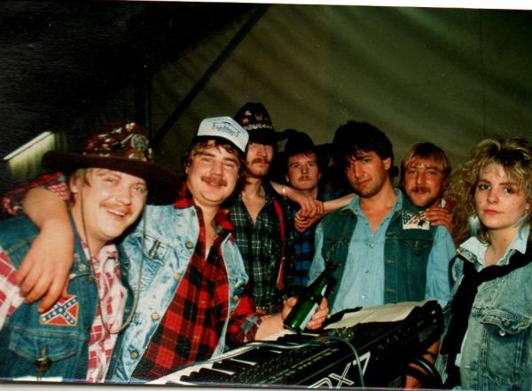 Da waren wir noch jung. Irgendein Countryfestival wo wir gespielt hatten. So 1989.