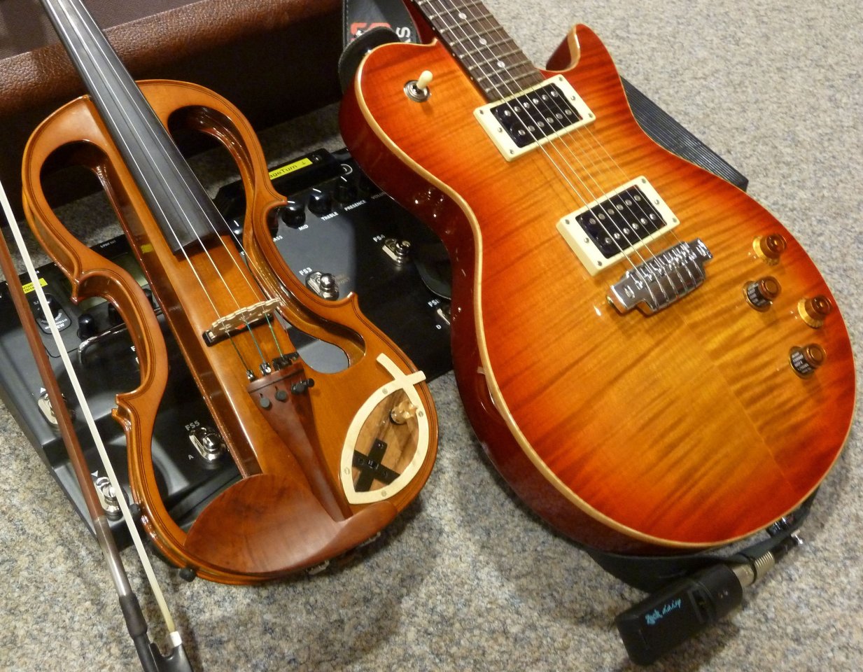 Daisy in Geige und am Gitarrenband