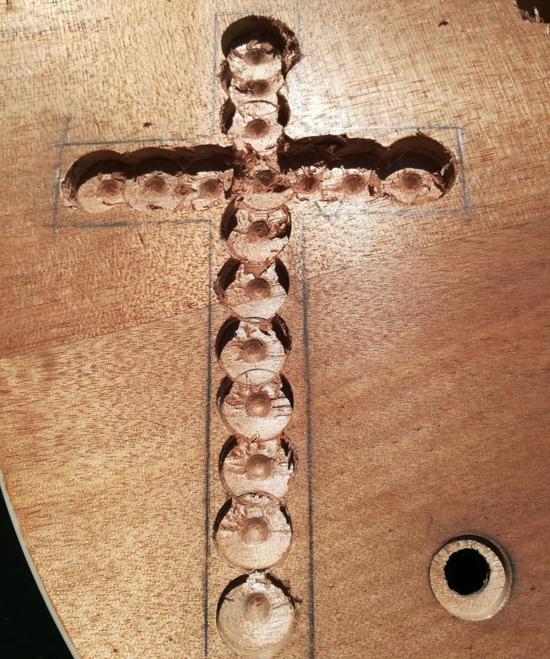 Das Kreuz ist mit dem Forstnerbohrer grob ausgeräumt
