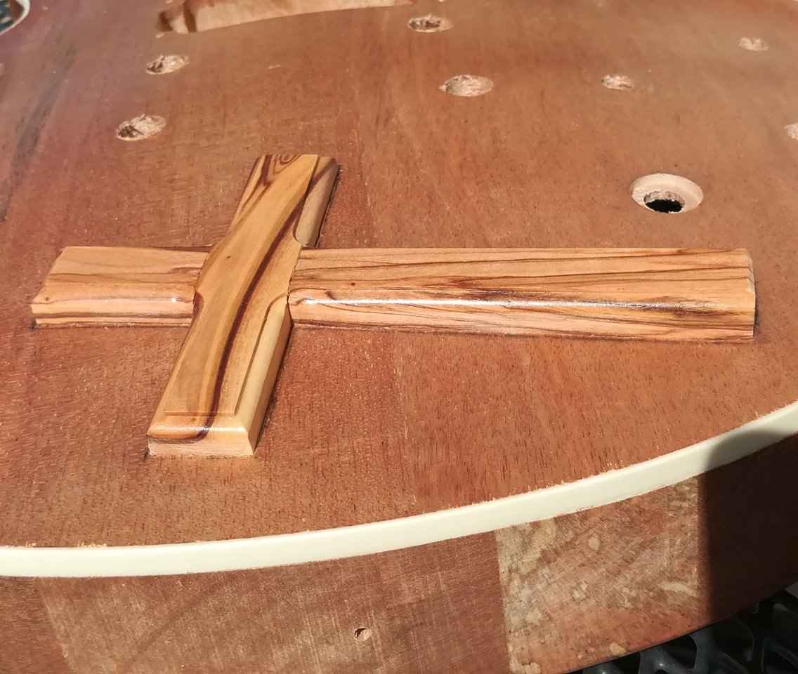 Das Kreuz ist nun in den Korpus eingelassen