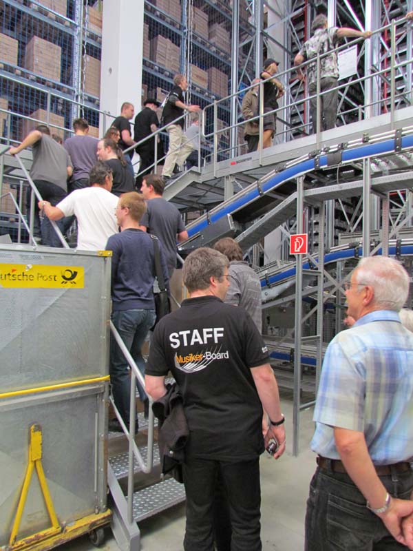 Das vorbildlich gegen Arbeitsunfälle abgesicherte Lager.