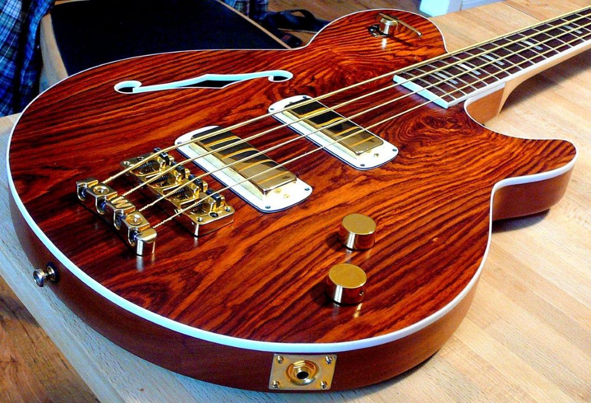 Der Framus Nashville Semi-Acoustic Bass mit Cocobolo-Decke. Bis auf Korpus und speziell angefertigte Teile ist an dem Bass alles alt: Ich habe nur gebrauchte Hardware verwendet.