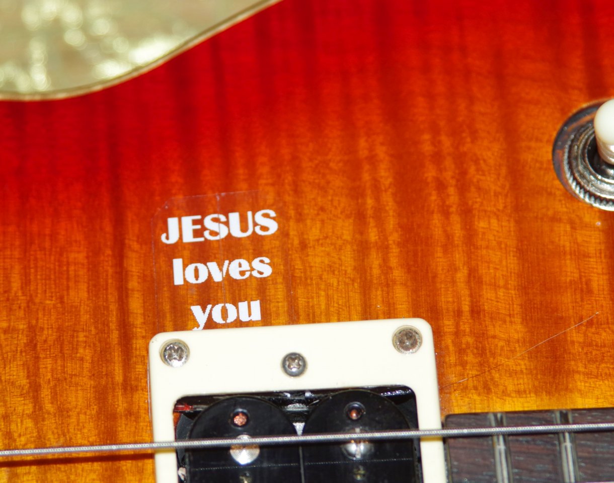 Der Plektrumhalter mit Beschriftung - ohne Plektrum