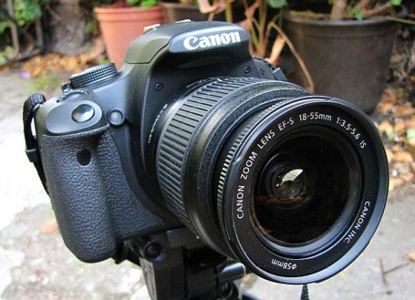 Die Canon EOS 500D mit Canon EF-S 18-55mm Objektiv.
Verwendete Kamera: Canon Powershot SX-10 IS