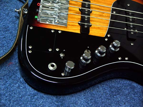 Die Hotwire J-Retro deluxe Elektronik bietet viele Möglichkeiten zum Schrauben ... Drehen ... Switchen ...