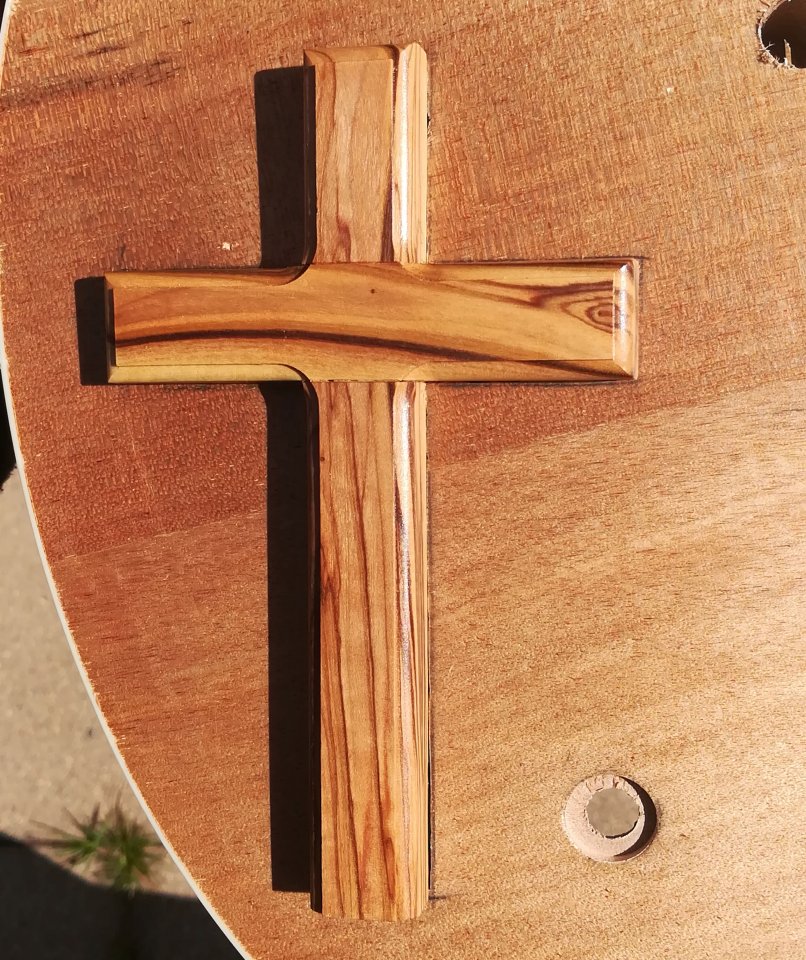 Die Kreuz-Kontur wird mit dem Stecheisen Stück für Stück nachgestemmt und angepasst