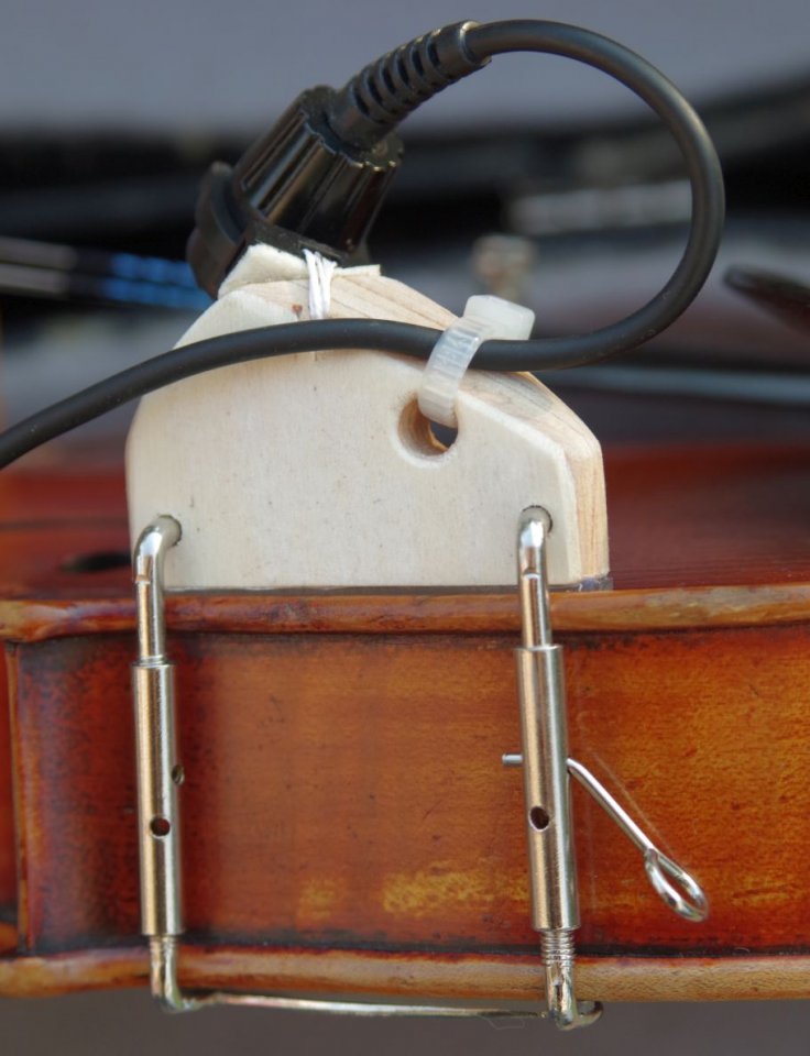 DIY-Mikrofon an Geige festklemmen