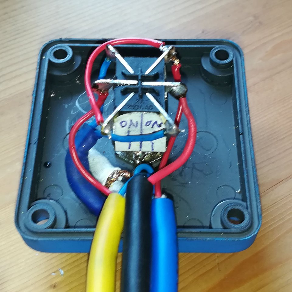 DiY-Mikrofon-Umschaltbox mit Taster SW1045M