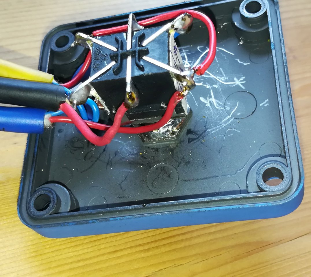 DiY-Mikrofon-Umschaltbox mit Taster SW1045M