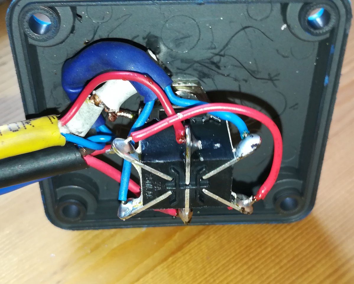 DiY-Mikrofon-Umschaltbox mit Taster SW1045M