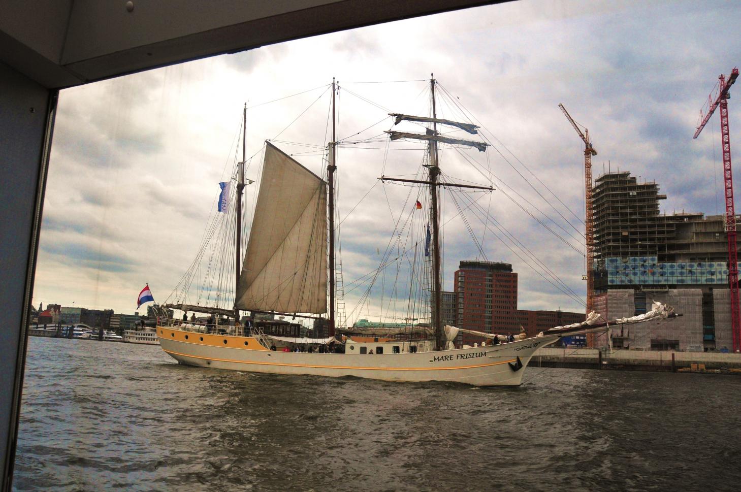 Ein Holländer zu Besuch in Hamburg (eigentliche Heimat des Reeders Luxemburg ersichtlich an der rückwärtigen Flagge) im Hintergrund der Rohbau der Elbphilharmonie