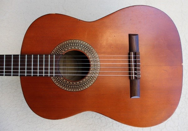 Eine Konzertgitarre der Marke Framus