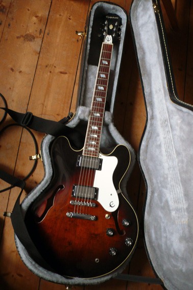 Epiphone Riviera, Bj. ´84, Made in Japan

Ein tolles Teil aus der kurzlebigen Japan-Produktion.
Sehr vielseitiges Instrument mit tollem Hals und tollem Sound.

Der Rhythmusgitarrist von Oasis ("Bonehead") spielte genau dieses Modell bei den ersten beiden LPs.