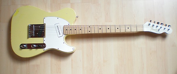 Erste Eigenbau Telecaster mit Hindernissen.

- nachträglich Kontur geändert,
- 2x Schlagbrettwechsel wegen PU oder Farbe (selfmade)
- Hals gewechselt, entlackt
- Farbe des Bodys gewechselt
- Teile geaged, Body geaged - weil er ohnehin schon Macken der Herstellung hatte und der Lack immer in die Poren sackte.