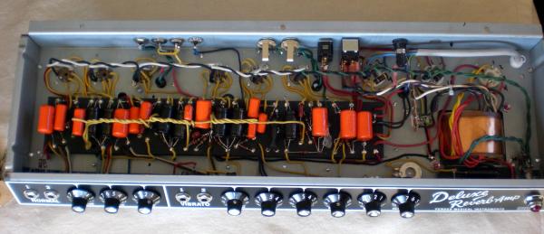 Fäddisch. Komplette Deluxe Reverb PTP Verdrahtung. Nein, hab ich nicht allein gemacht. Aber für die Bestückung und das Verlöten des Turret Boards bin ich verantwortlich. 

Den Rest hat Manfred Schu von TAD erledigt. Hat er sauber ausgeführt wie ich finde.

Man hat sich trotz des leicht abgeänderten Schaltplanes in anderen Details dicht am Original orientiert. Hier nicht sichtbar ist das Verwenden von RCA Jacks für die Accutronics Hallspirale und den Fussschalter für Trem/Rev. Ausserdem wirken Hall und Tremolo auf beiden Kanälen.