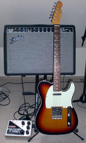 Fender 62 Custom Telecaster Japan mit 51 NoCaster Custom Shop PU´s vor PTP 65 Deluxe Reverb Reissue und EHX Memoryman. Das Bestücken der Gitarre mit den NoCaster PU's hat ihr ordendlich aufs Pferd geholfen. Der Klang ist offen und klar ohne dabei schrill zu sein. Laut G & B passt dieser PU Typ besonders gut zu Roosewood Necks. S044162