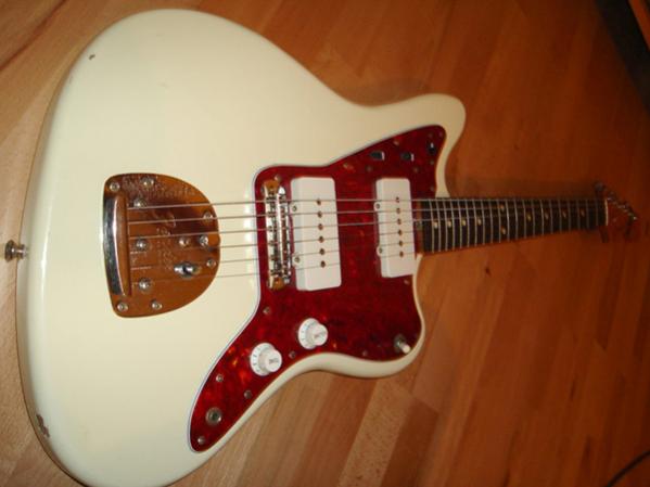 Fender Jazzmaster Japan 1993 da liegtse im Wohnzimmer ...