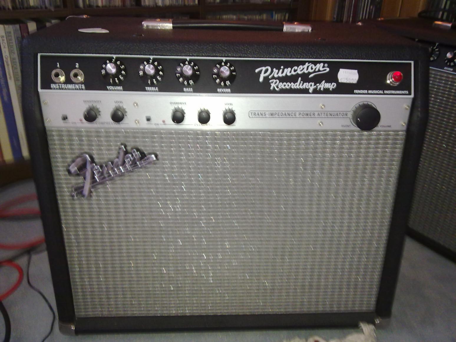 Fender Princeton Recording

eigentlich aus einer Laune heraus gekauft, aber er entwickelt sich zu meinem Hauptlieblingsübungsamp. 

Klein, kompakt und sehr schöner SOund, auch wenn er nicht an einen echten Princeton herankommt