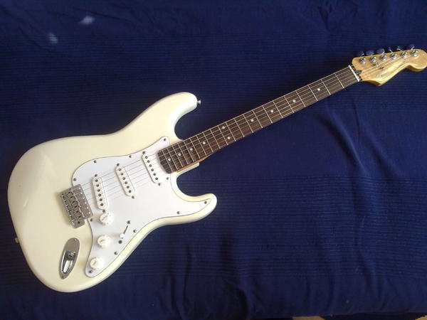 fender stratocaster korea

bessere Pickups - keine Ahnung wo die her sind, aber klingen super!

scalloped ab dem 15 Bund - wollte ich schon immer mal haben ;-)

musste aber gehen wegen akutem GAS