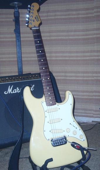 Fenix Strat 
legendäre Baureihe aus den frühen Neunzigern, letztes Jahr gekauft ...