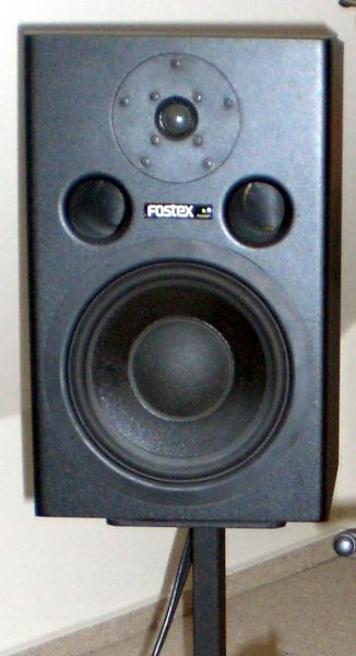 Fostex PM 2, hat einen gutem Bumms. Separate Endstufen mit jeweils 120 Watt für Hoch- und Tieftonbereich. Auf der Rückseite lässt sich via Poti Volume einstellen. Der Woofer muss mit drei Schiebereglerstellungen Vorlieb nehmen. Eine Anpassung gelingt hiermit ganz passabel.

Zeichnet ein wenig plakativ mit bisschen zuwenig Tiefenstaffelung, gut für elektronische Musik. Klingt für einen Monitor fast zu gut. Ist bei mir auch wg. MP3´s am Compi. Das Mädchen für alles eben.