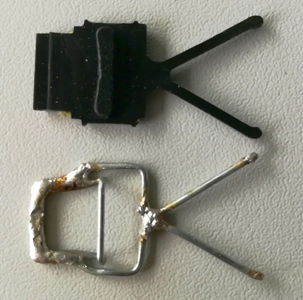 Gebrochener Batteriefachriegel des Line 6 Relay G30 TBP06-Senders mit Nachbildung aus Büroklammer