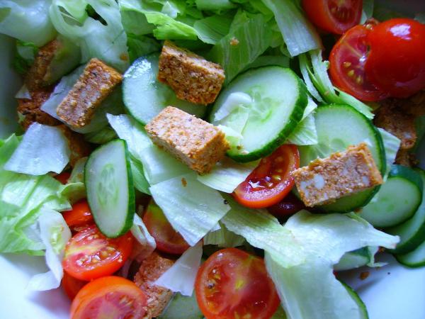 gemischter Salat mit Tofu Rosso