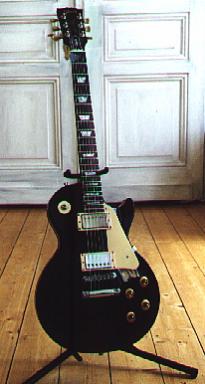 Gibson Les Paul Studio, Bj. ´94

Eine gut-klingende Gitarre, aber ich bin nie so richtig mit ihr warm geworden...
Mit seltenem Ebenholzgriffbrett und schwer wie ein Stein ;)