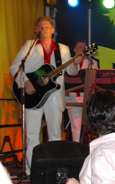 Gitarre mit Loch....