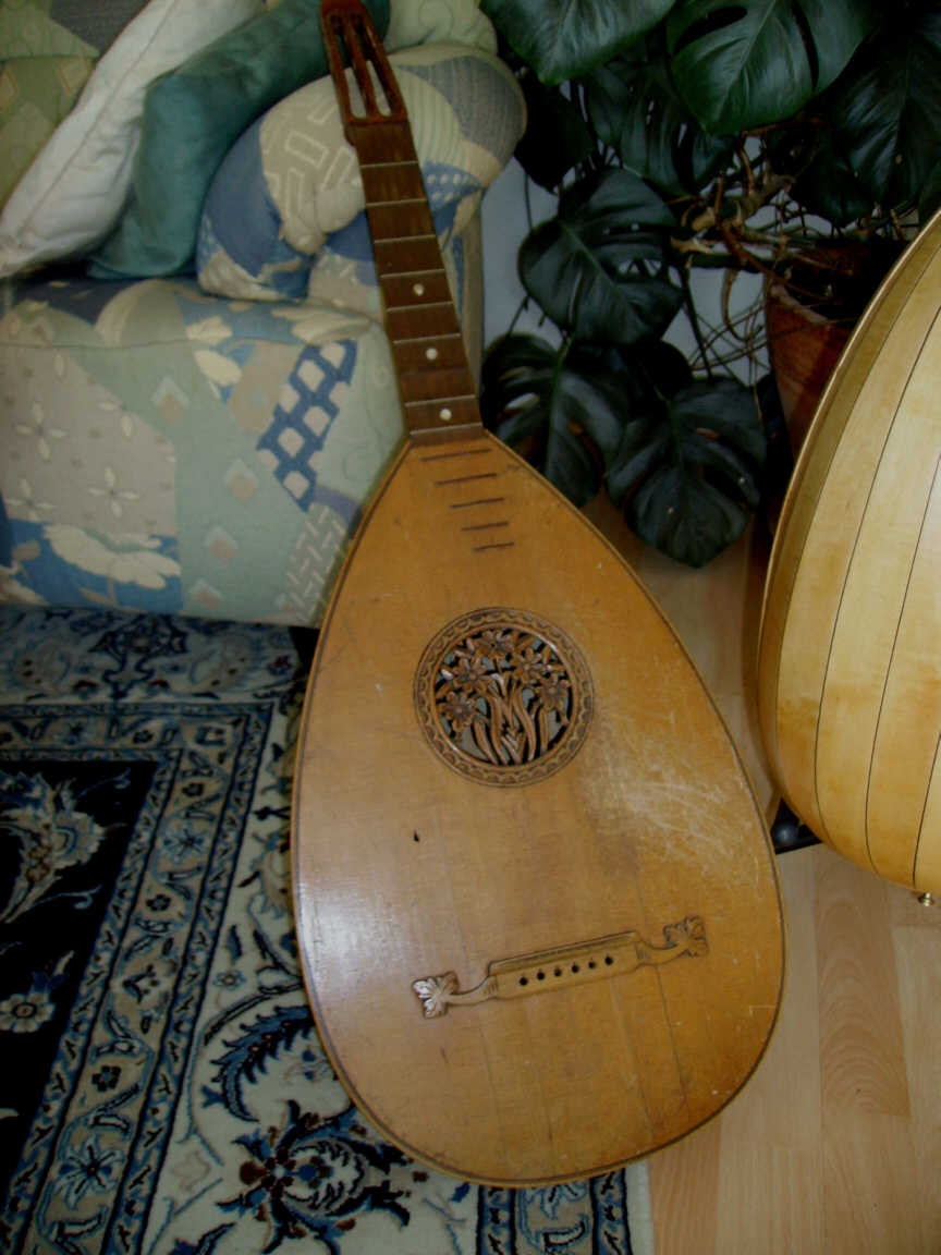 Gitarrenlaute, Baujahr (geschätzt) 1920-1930, derzeit in Restauration.

Zustand: multiple Risse in Decke, Korpus und Kopf, Kopfstück fehlt. Wurmbefall

Falls jemand genaueres zu dem abgebildeten Instrument weiß (Baujahr, Hersteller, etc.), bitte unbedingt an mich weitergeben.