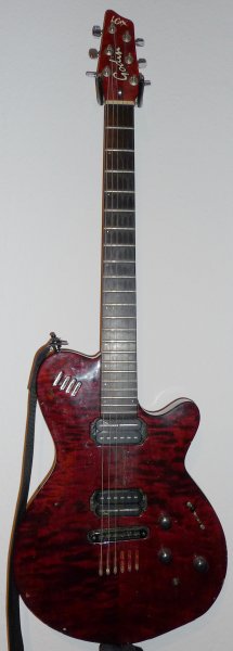Godin LGX

Die hab ich vor vielen Jahren in einem Pfandleihhaus in Vancouver erstanden. Der Zustand ist leider nicht so toll: Die Lackierung hat zahllose Blessuren und die Bünde sind schon ganz schön runter. Dafür hab ich aber auch nur 280 CAN$ bezahlt :-D Und der Piezo klingt echt brauchbar (sehr viel besser als der in der Brian Moore!)

Diese Version wird heute so nicht mehr hergestellt. Sie hat ein Ebenholz-Griffbrett und noch die Godin-eigenen Pickups. Und 3 Ausgangsbuchsen.