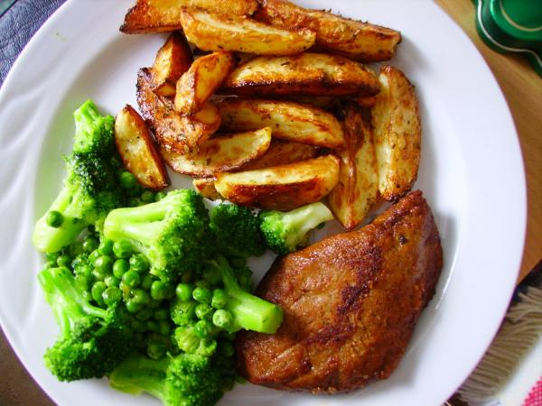 grünes Gemüse mit Kartoffelspalten und einen Veggie-Hacksteak