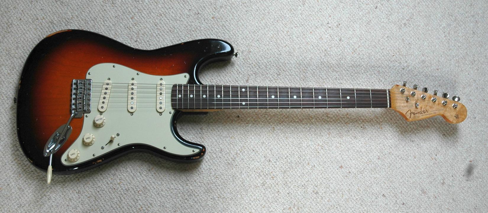 Haar 63 Stratocaster, Vorbesitzer hat ein Fender Decal angebracht. 

Gitarre ist leicht geaged. Aging ist eigentlich nicht mein Fall, habe ich aber in Kauf genommen weil sie ansonsten meinen Vorstellungen absolut entspricht.