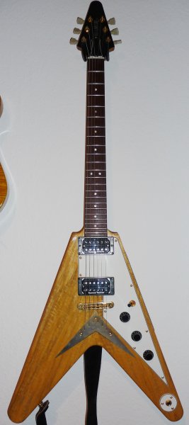 Hamer Vector Korina

Das ist die teuerste Gitarre, die ich besitze. Die Hamer Vector Korina ist eine Replik der ´58er Gibson Flying V, die heutzutage unglaublich selten und teuer ist. Daher ruft auch Hamer einen stolzen Preis dafür auf: $4700

Die orginalen SH-1 waren mir zu brav und mit der Goldkappe das ganze auch viel zu barock. Jetzt sind ein SH-5 am Steg und ein SH-2 am Hals drin. Ich finds gut ;-)