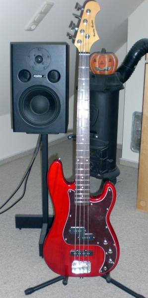 Harley Benton Hot Rod Billigbass mit Ahornhals und Basswood Body neben aktivem Fostex PM-2 240Watt BiAmping Midfeldmonitor und meinem Kopf welchen ich zum Trocknen auf dem Kanonenofen abgelegt habe.

Massiver Body und massiver Hals für € 111 sind gute Argumente....der Sound spielt auch in einer höheren Liga. Meine Alternative zu den Samples meines Drumcomputers und fürs Recording.