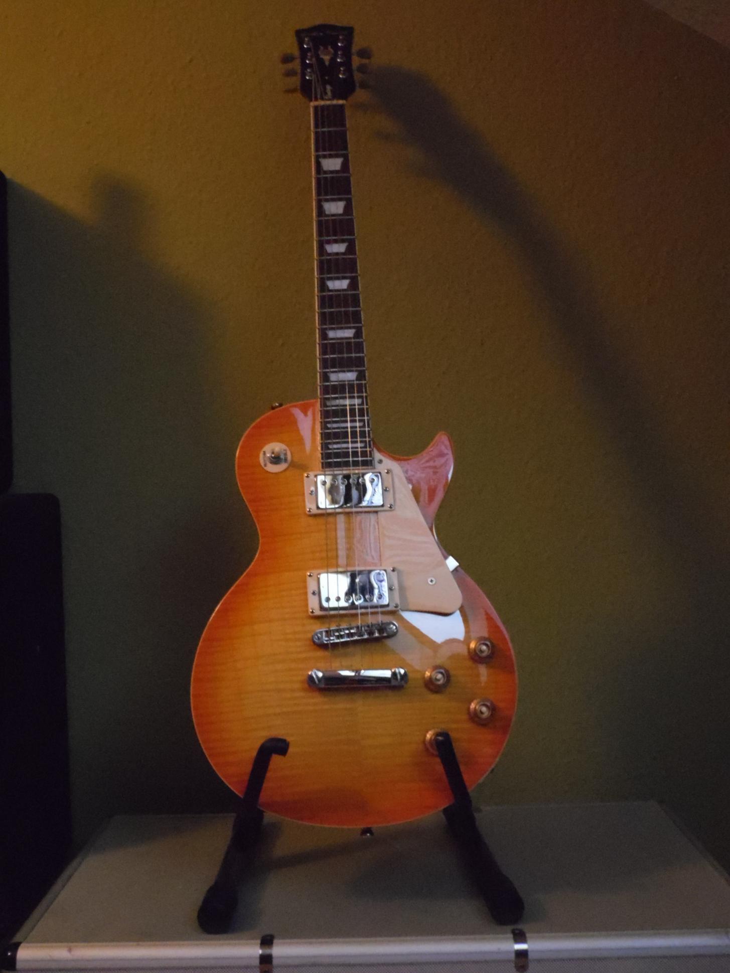 Harley Benton  Vintage
mit den GHS D. Gilmore Sign. Saiten für Paulas eine durchaus glaubwürdige Gitarre.