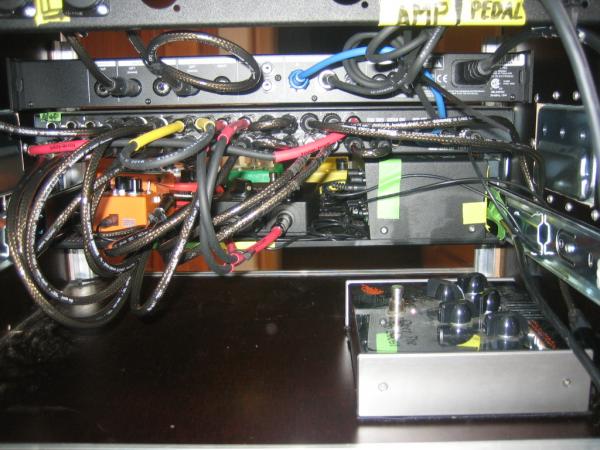 hinten siehts immer wilder aus...
unten sieht man noch das VOX Over the Top Boost