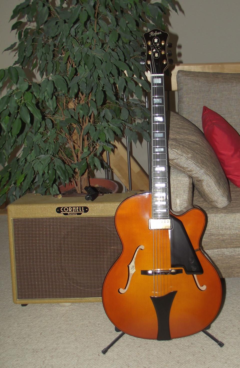 Höfner New President und Cornell Romany Plus Homeamp, ein fantastisches Besteck für den authentischen Vintage Jazz Ton.