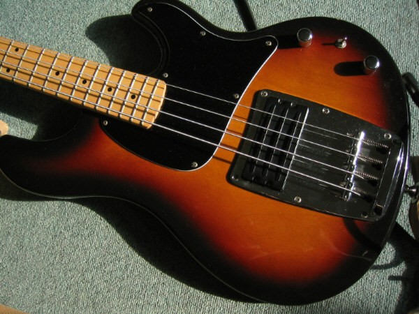 Ibanez ATK-100 (BJ `96)
Infos unter http://www.musiker-board.de/vb/reviews/213944-bass-ibanez-atk100-4-string-bj-1996-a.html