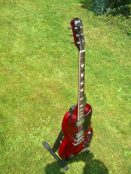 Jack & Danny (Musicstore Hausmarke) SG Kopie
Obwohls ja eigendlich a Gibson is.