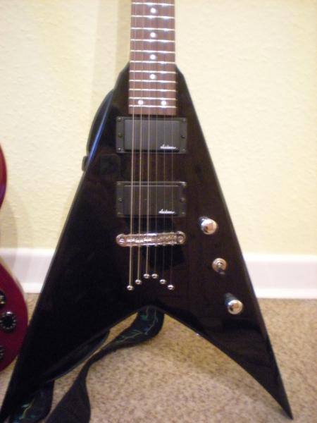 Jackson-JS-30 KV
Jackson Humbucker
Palisander Griffbrett
Erle-Korpus
Ahorn-Hals(Geschraubt & Unlackiert)
