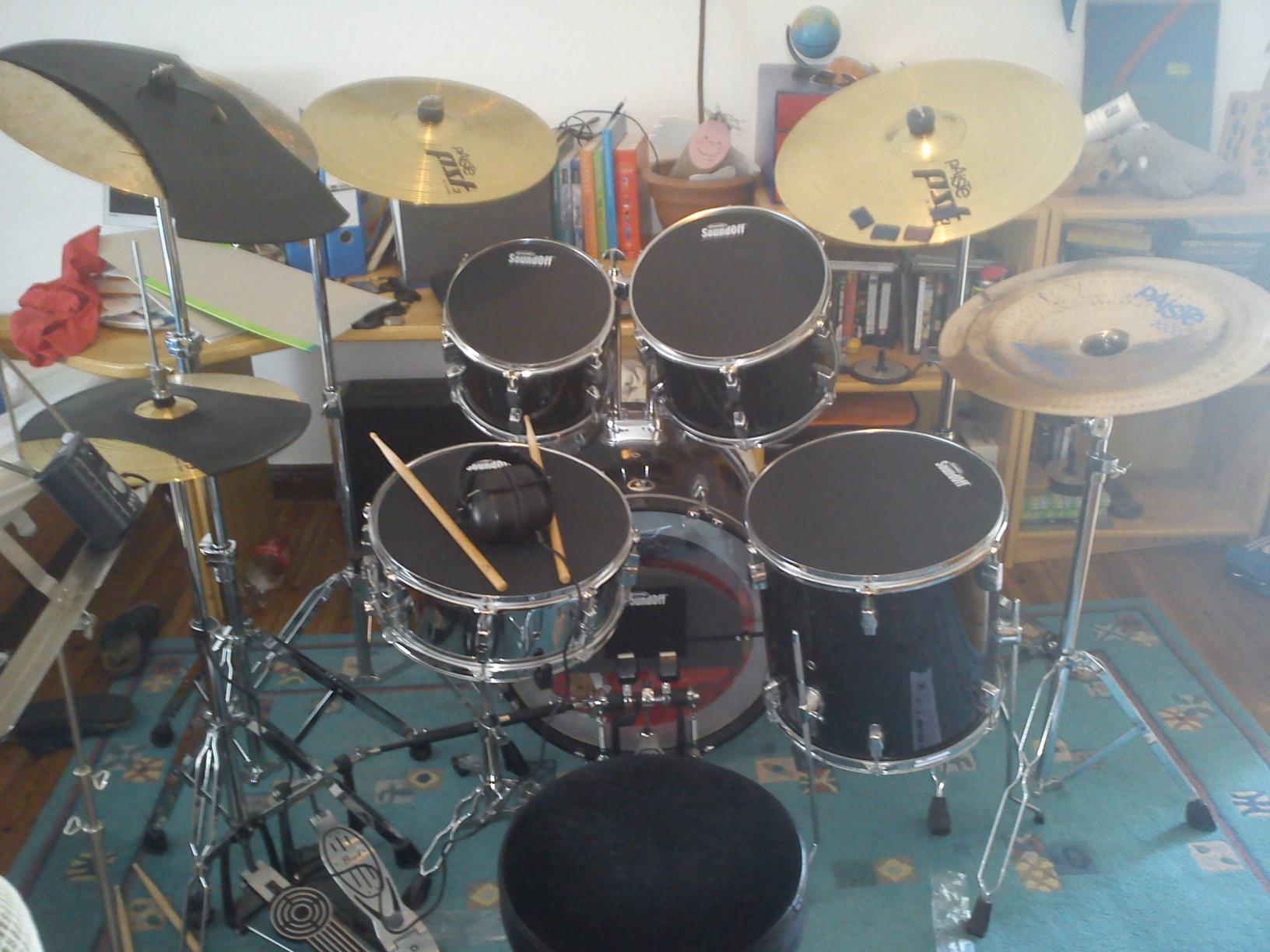 Jetzt mit Dämpfmatten! Die bringen erstaunlich viel, Tür zu und niemand hört euch. Lediglich auf der bassdrum muss man ein wenig fummeln und die Becken halt "doppelt" dämpfen.
Achja und mit einem alternativem Cymbal-setup... Hoffentlich ist das effektiver :<