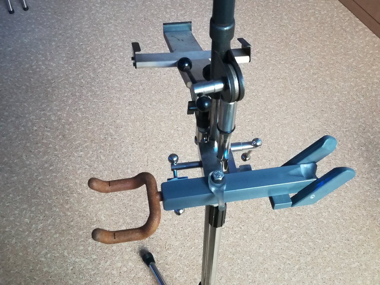 K&M Gitarrenhalter 16220 als Anbauteil an DiY-Multihalter