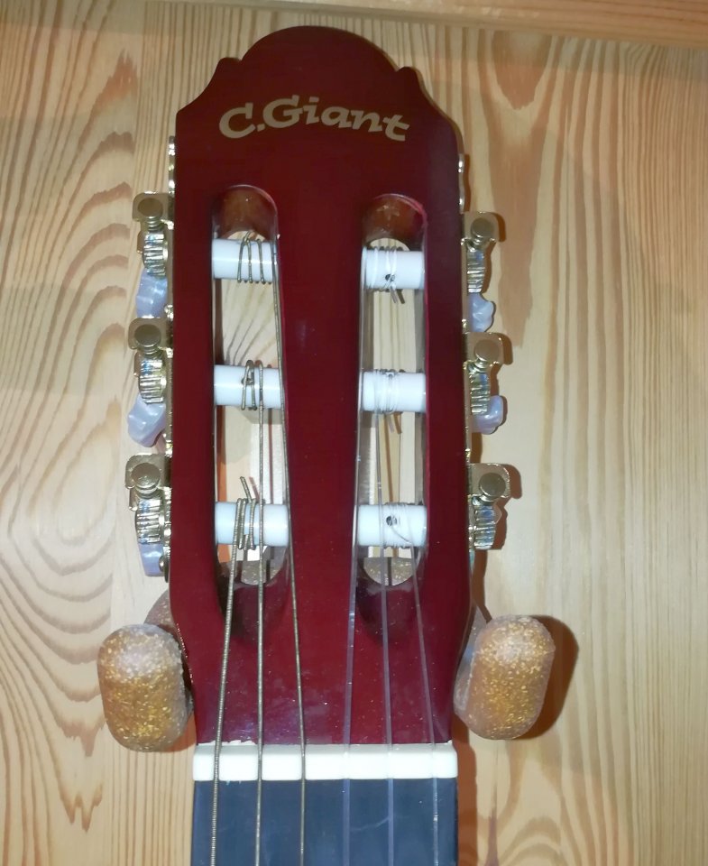 K&M Gitarrenhalter 16220 mit Nylon-Gitarre