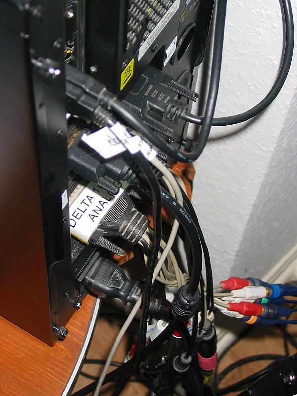 Kabel-Eingang und -Ausgang an den Musikrechner