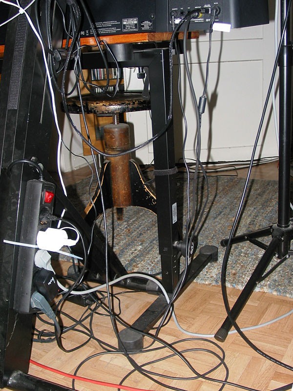 Kabel unter den Instrumenten I