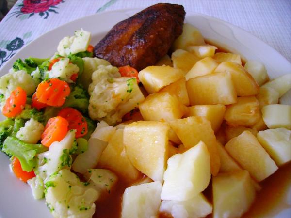 Kaisergemüse mit Kartoffeln und einen Veggie-Hacksteak