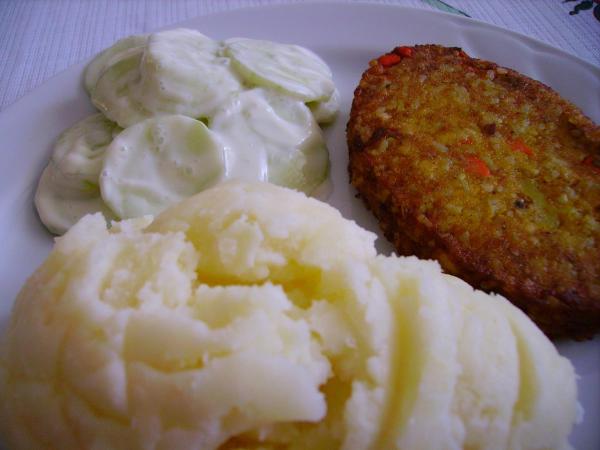 Kartoffelbrei mit Gurken-Salat und einem Curry-Reis-Bratling